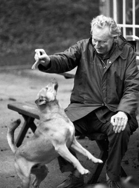 Photo de Gregory Bateson s'amusant avec un chien